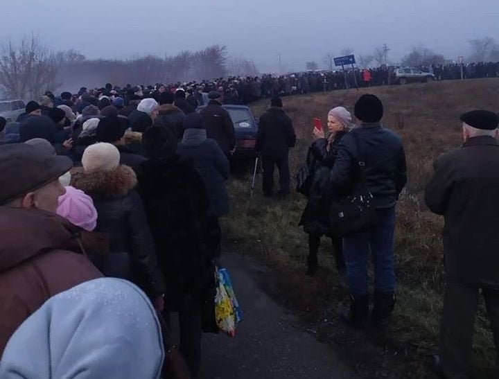В сети показали огромную очередь жителей "ЛНР", которые идут на КПВВ Украины