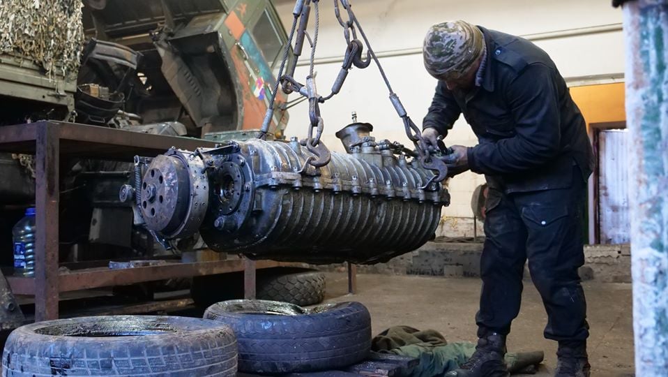 Штаб ООС показал, как ремонтная рота "реанимирует" военную технику на передовой
