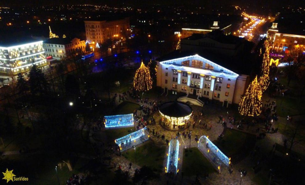 Жителям Мариуполя показали с высоты новогодний центр города