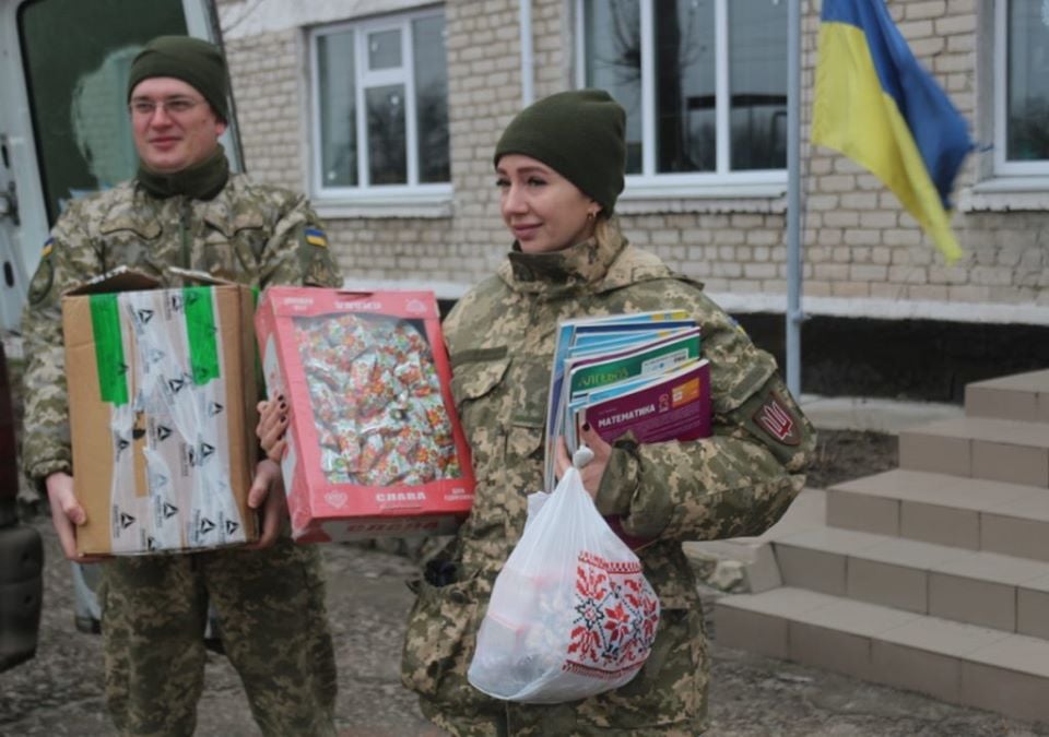 Военные ВСУ подарили детям Луганской области рождественские подарки: фото