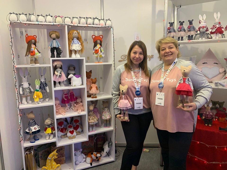 Переселенки на Донетчине организовали бизнес по производству кукол