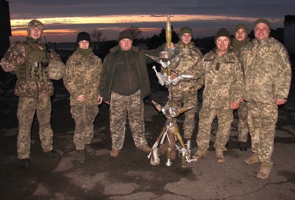 Фотофакт: украинские военные сделали елку из прилитевших к ним снарядов