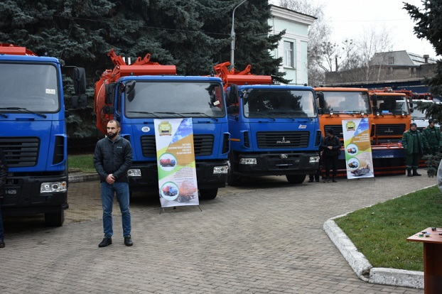 Константиновке подарили новый мусоровоз: фото