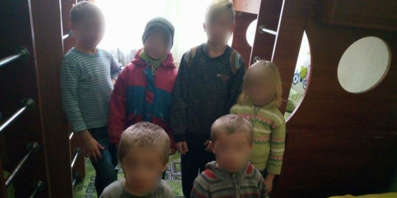 В Славянске соцработники и полиция забрали из неблагополучной семьи 6 голодных детей