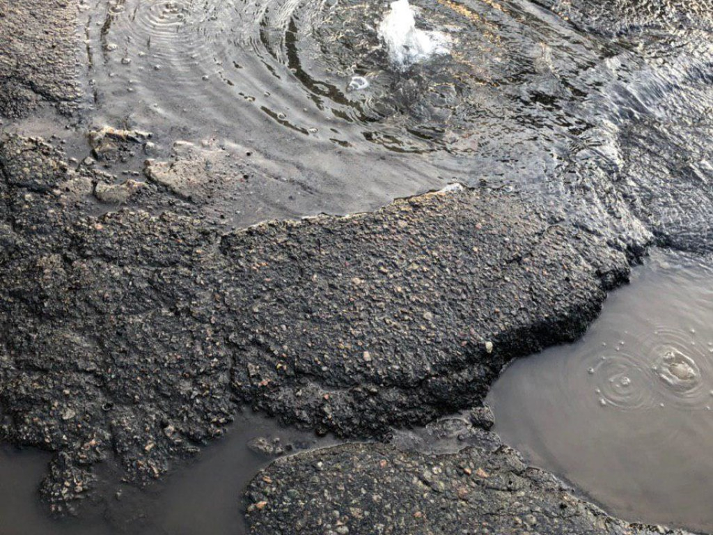 Жители Лисичанска остались без воды из-за порыва магистральной трубы