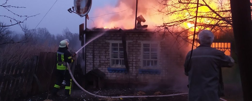 В Золотом-4 горел жилой дом: пожарные успели предотвратить трагедию