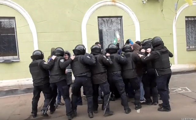 В Краматорске спецназ полиции проводил учения по реагированию на массовые беспорядки