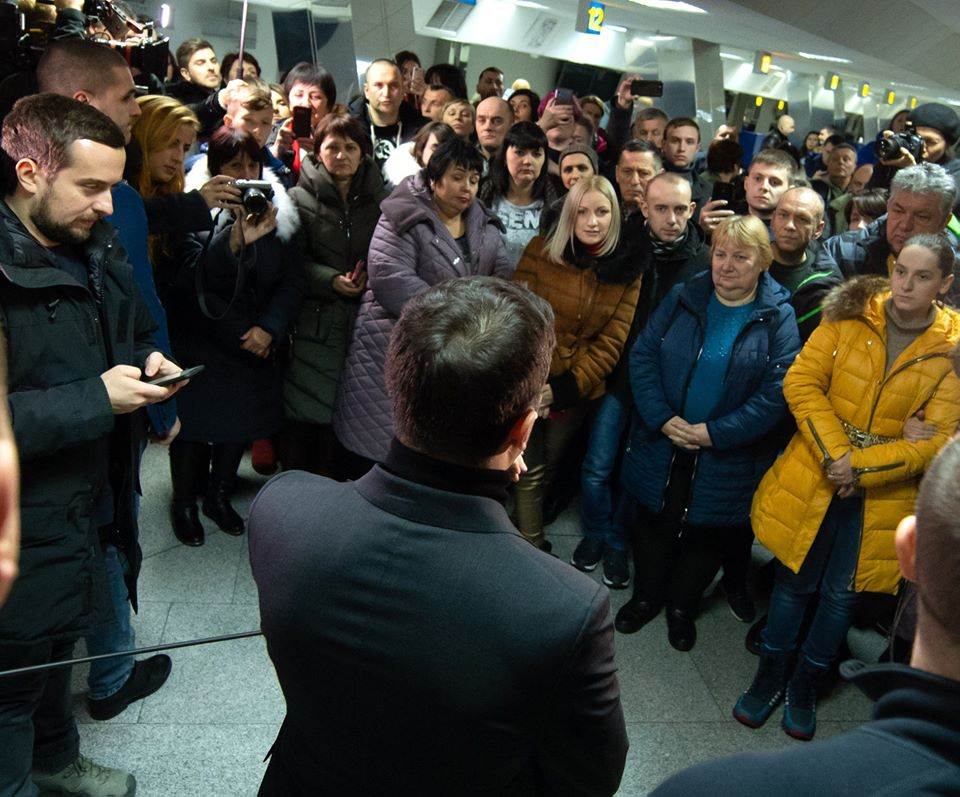 Зеленский ждет освобожденных из плена "ЛДНР" украинцев и общается с их семьями: фото