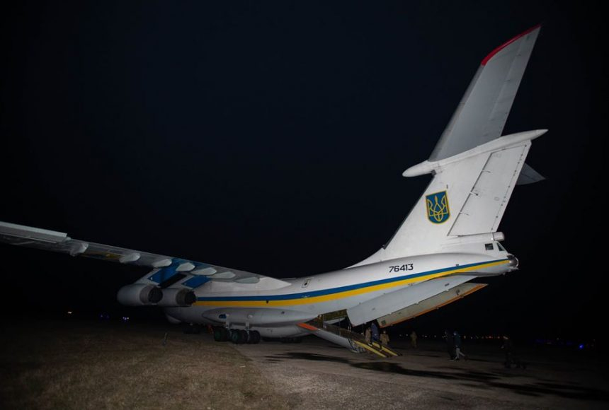 Самолет с освобожденными из плена "ЛДНР" украинцами приземлился в Борисполе