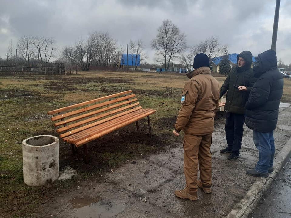 В Покровске неизвестные пытались демонтировать только что установленные на остановке лавочки