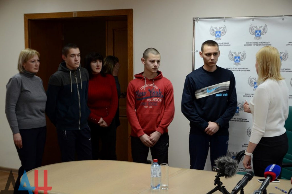 В "ДНР" обещают отпустить подростков, которых задержали 3 года назад за "диверсии"