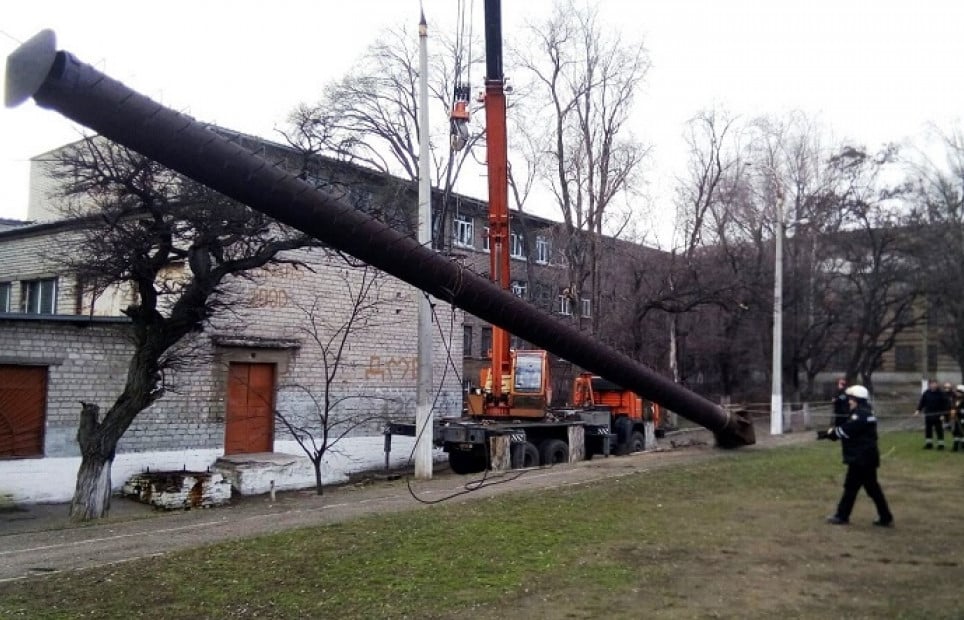 В Мариуполе спасатели демонтировали 18-метровую трубу, нависшую из-за ветра над зданием школы