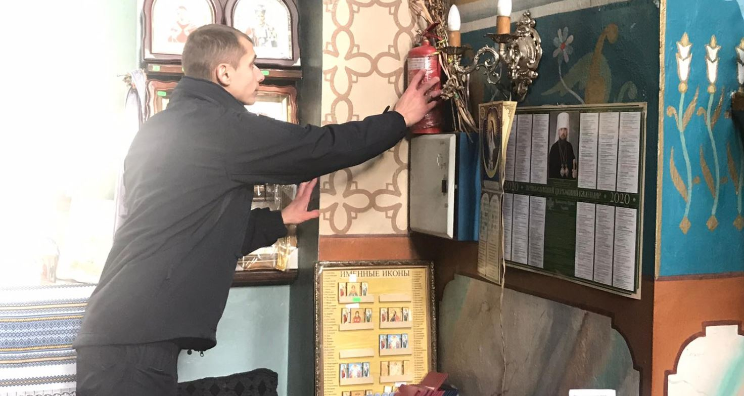 Спасатели Донецкой и Луганской областей проверили состояние пожарной безопасности в храмах накануне Рождества