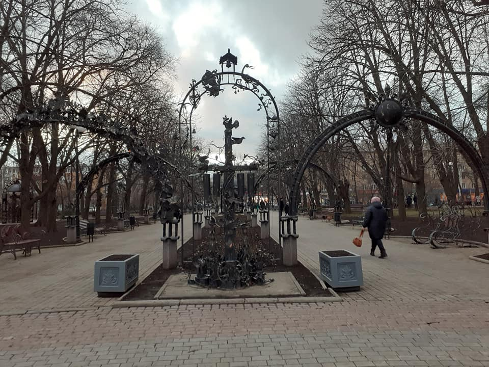 Фоторепортаж: прогулка по Парку кованых фигур в Донецке