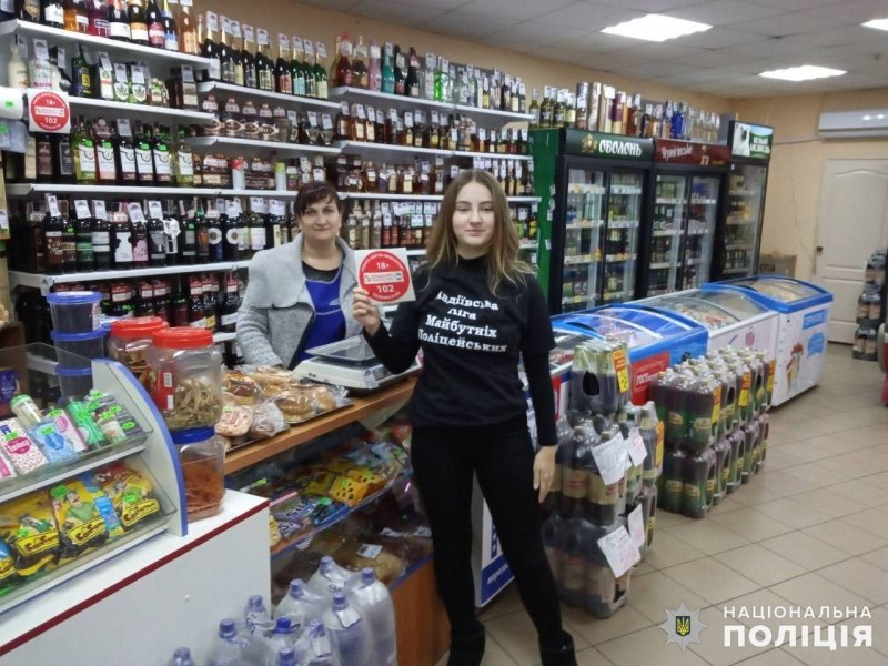 В Авдеевке "лиговцы" и полицейские устроили профилактический рейд по магазинам