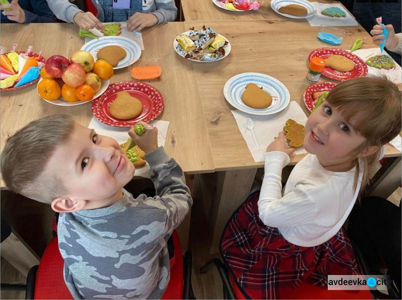 В Авдеевке дети учились расписывать пряники