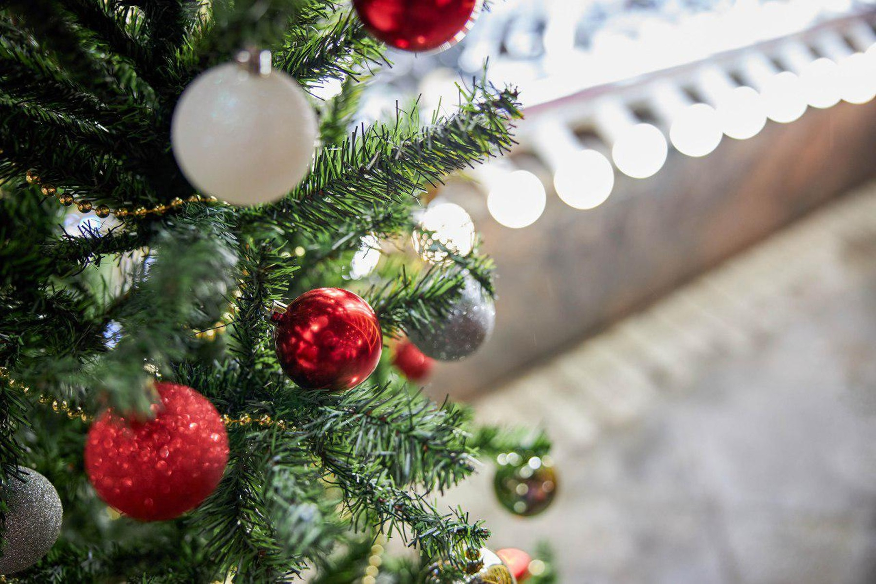 В Авдеевке разбили игрушки и гирлянду на новогодней елке