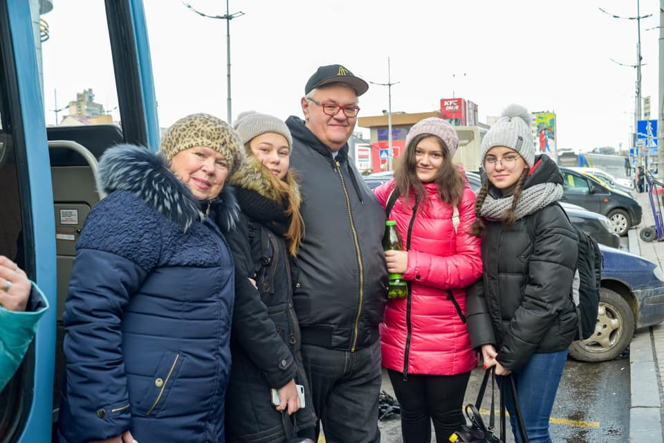 Дети из "красной зоны" Донбасса приехали на Рождество в Киев и Тернопольщину, - Сивохо