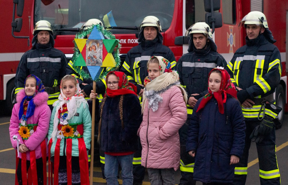 Мариупольских спасателей поздравили с Рождеством