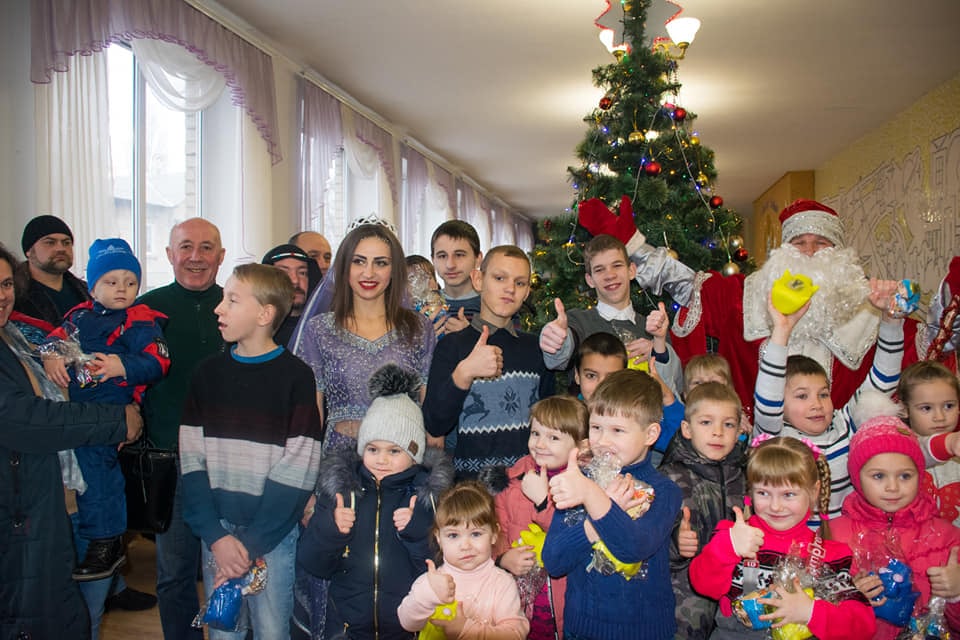 Детям Луганщины показали новогоднюю сказку: фото