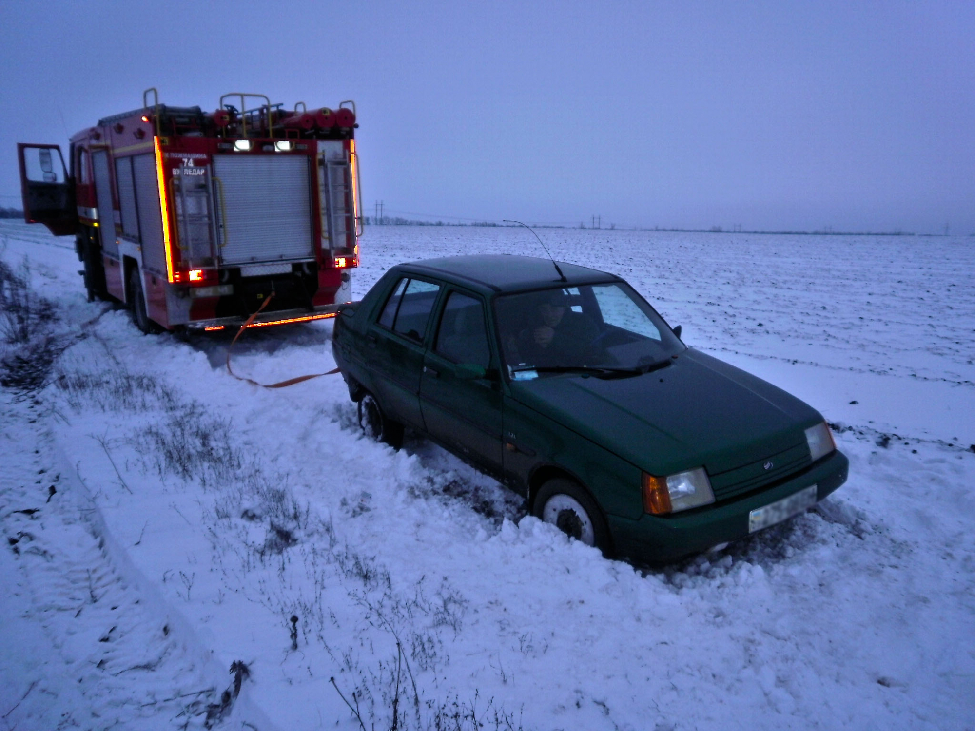 В Донецкой области спасатели помогли водителю, который оказался в снежной ловушке