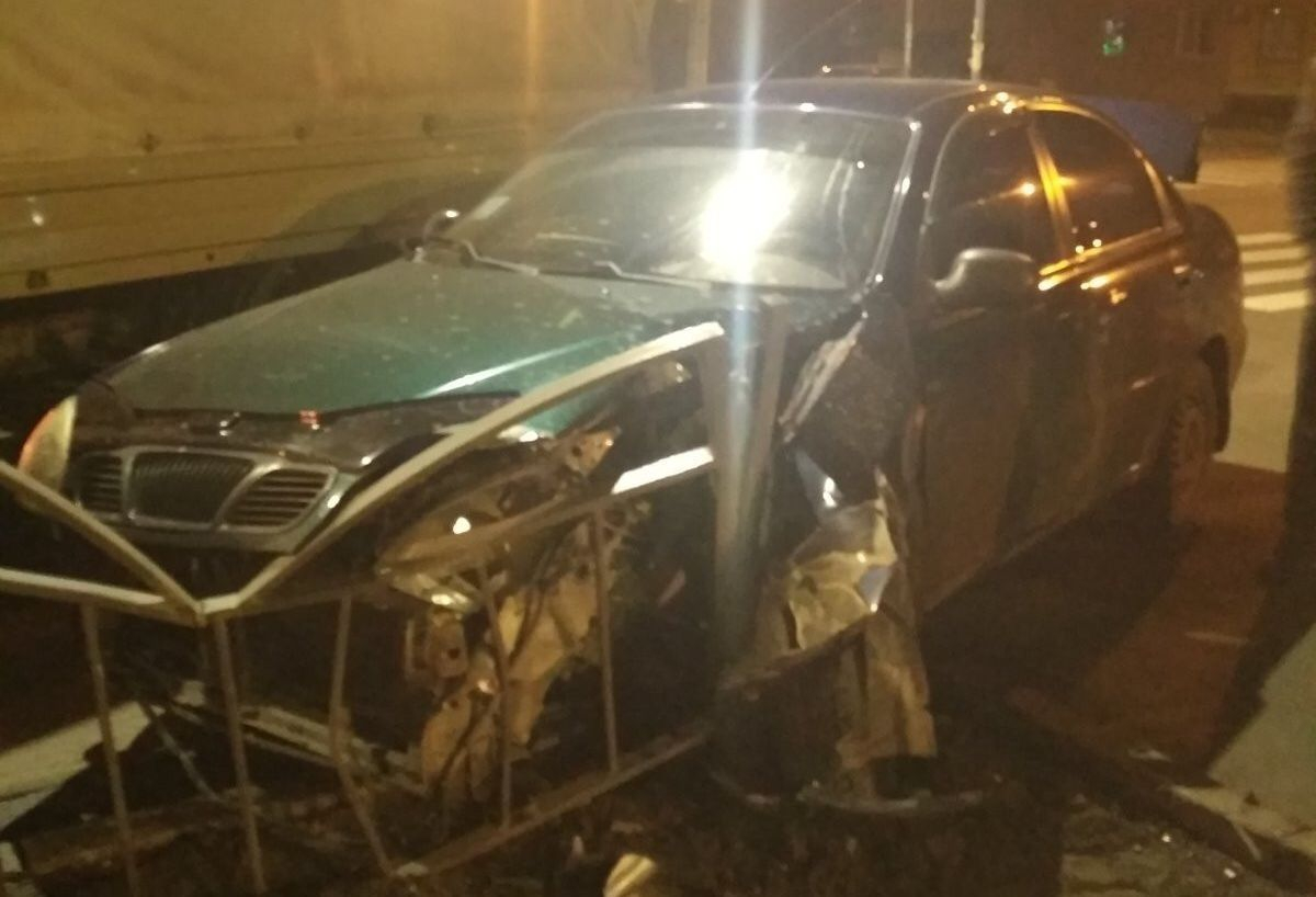 В Мариуполе произошло ДТП, автомобиль врезался в металлическое ограждение