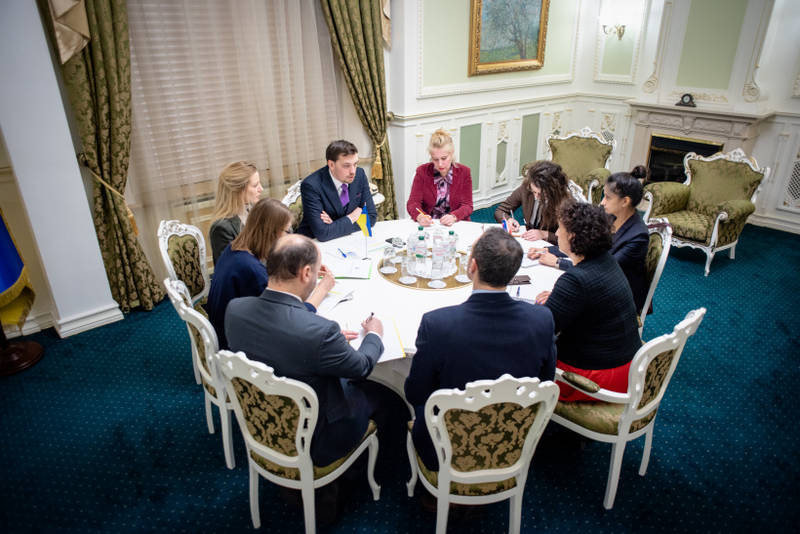 Гончарук обсудил с послом Великобритании вопрос сотрудничества в  реинтеграции временно оккупированных территорий Украины