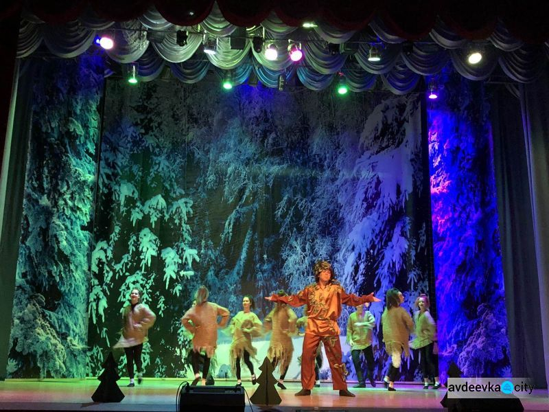 В Авдеевке школьники презентовали театральное представление: фото