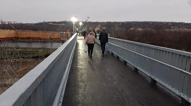 В Станице Луганской заметили людей в униформе с надписями "СЦКК ЛНР"