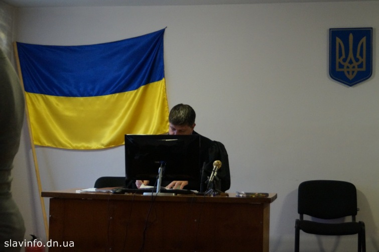 В Славянске судят мужчину за надругательство над флагом Украины