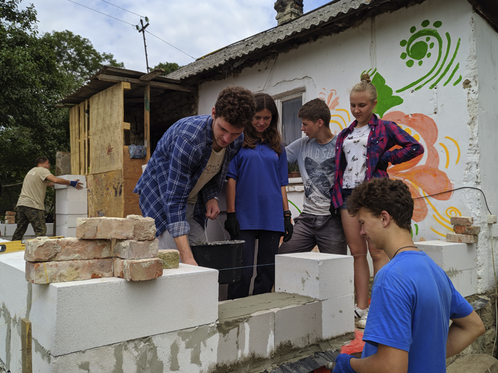 В Донецкой области волонтеры отремонтируют дома малообеспеченных семей