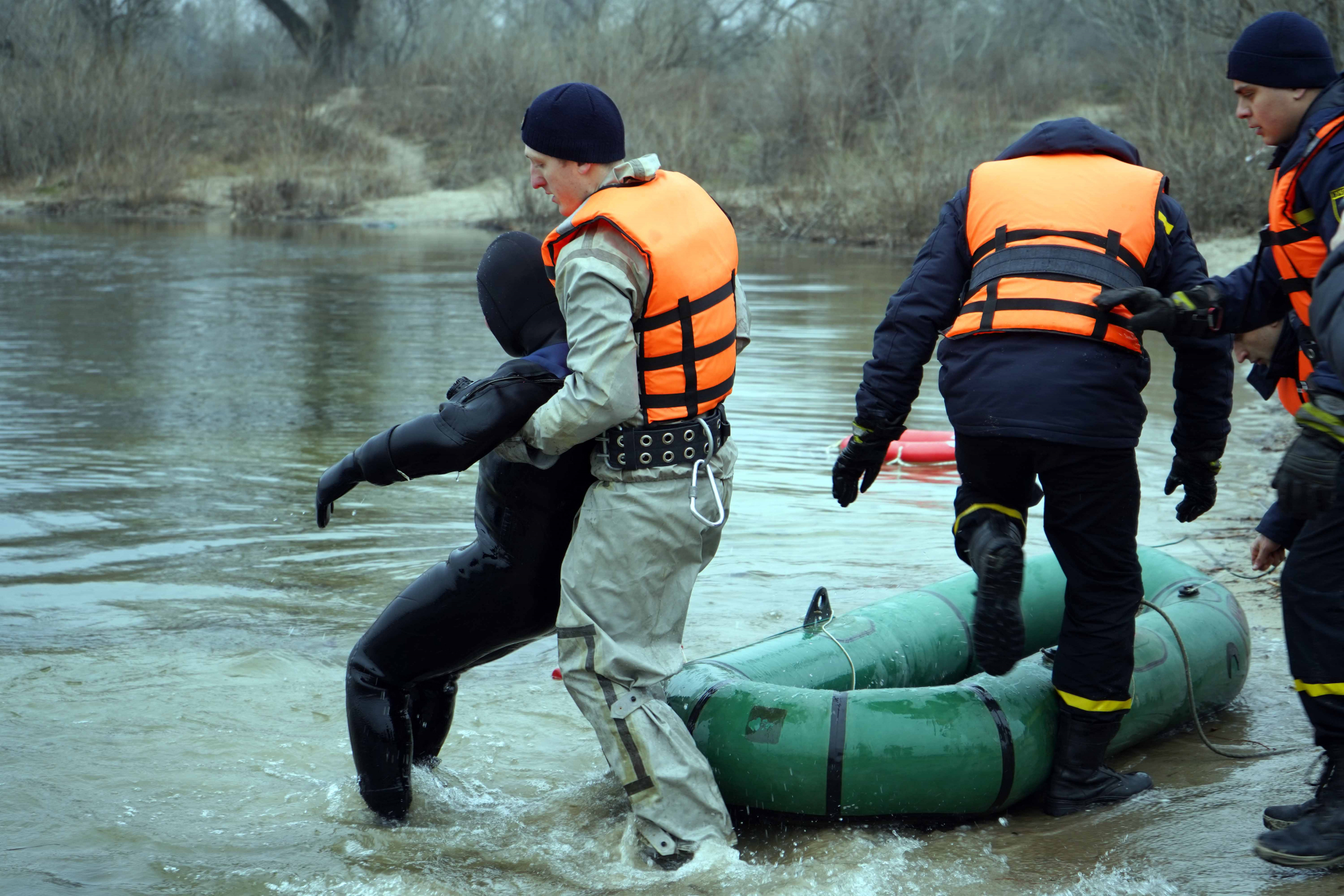 Спасатели Луганщины провели учения по спасению людей на воде зимой
