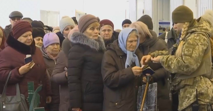 СМИ показали очереди на КПВВ на Донбассе