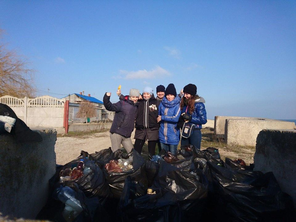 Жители поселка под Мариуполем сами убрали побережье от мусора: фото