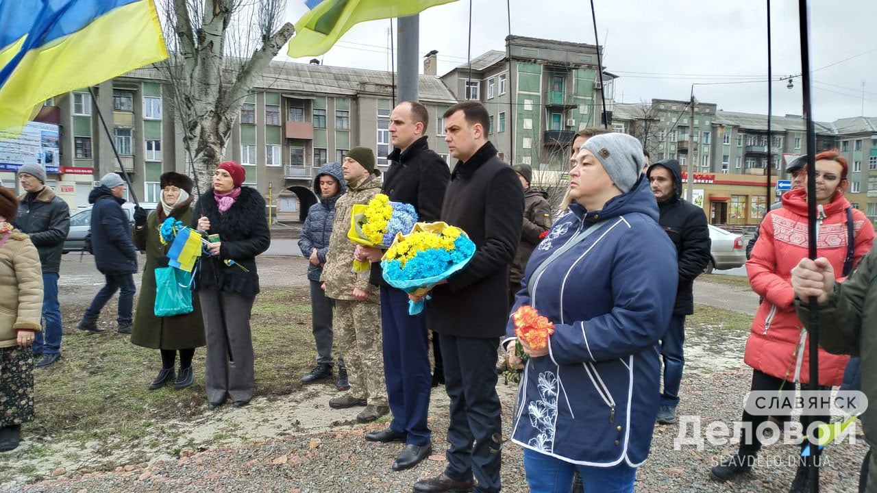 День Соборности в Славянске отметили флешмобом и возложением цветов