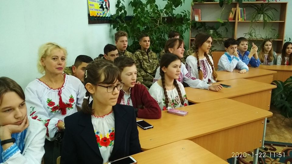 В Станице-Луганской провели видео-мост "В Единстве сила"