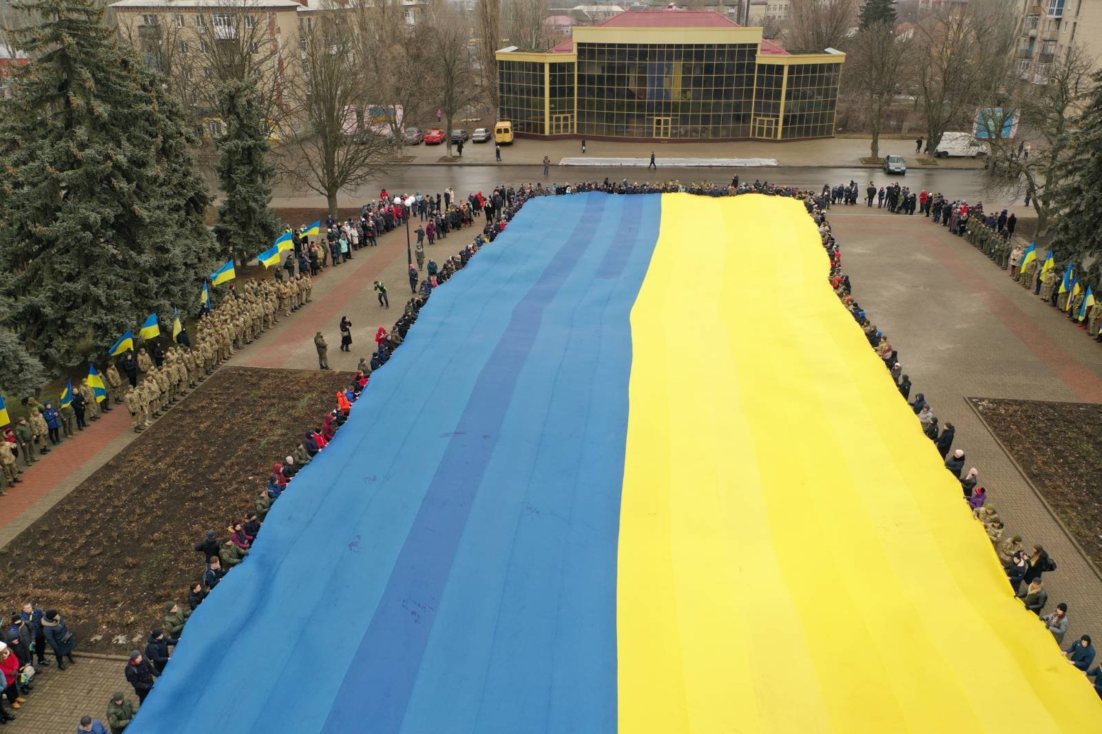 В Бахмуте прошла акция "В Единстве сила": на площади города развернули один из самых больших флагов Украины