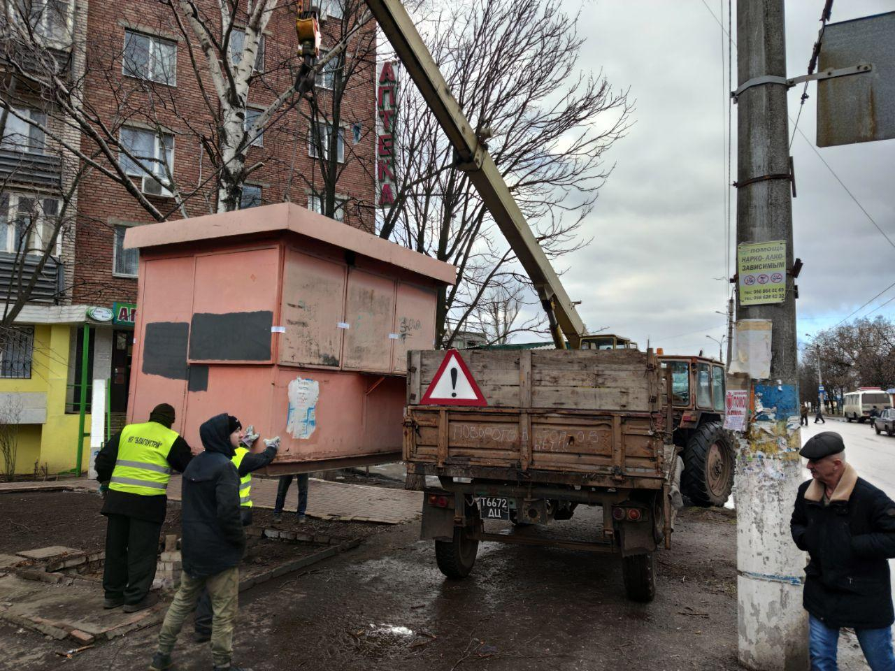 В Славянске демонтировали незаконный МАФ: фото