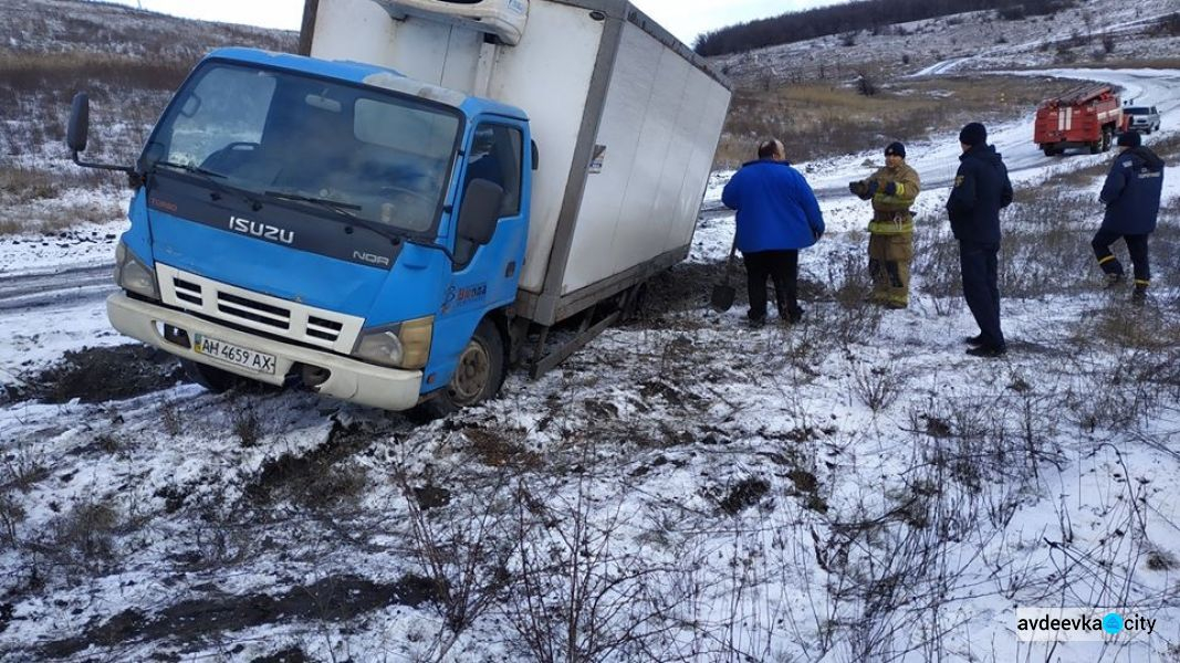 Спасатели вытащили из кювета машину с продуктами, следовавшую в Авдеевку