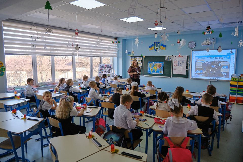 Глава Донецкой ОГА проверил, как в Мариуполе ремонтируют бассейн, школу и детский сад