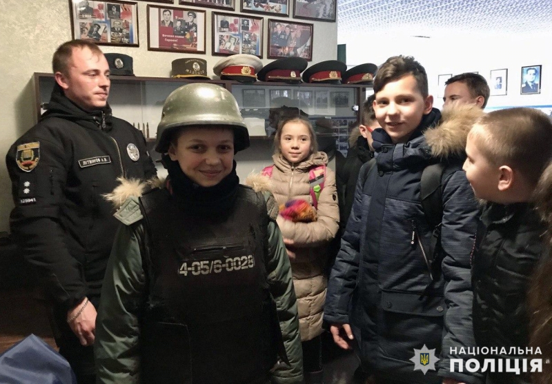 В Доброполье для школьников провели экскурсию в местной полиции