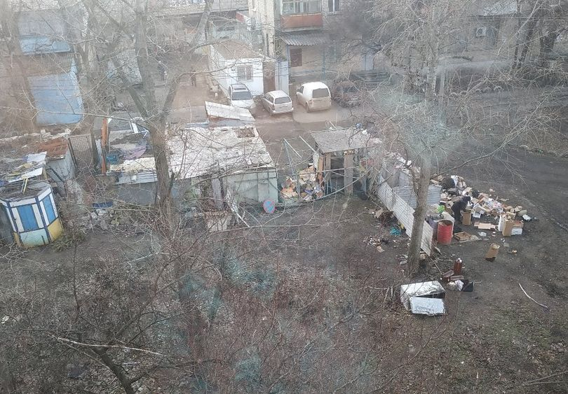 В Луганске образовалась стихийная свалка в жилом секторе, жители недовольны