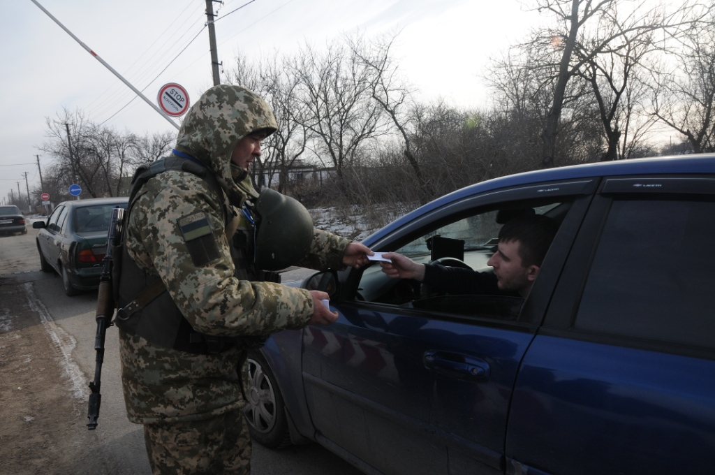 На КПВВ Донбасса в очередях стоит 220 машин