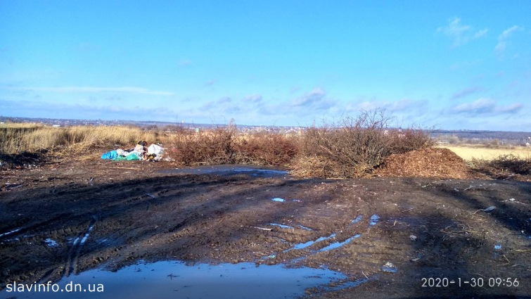 В Славянске рядом с ландшафтным парком растет стихийная свалка: фото