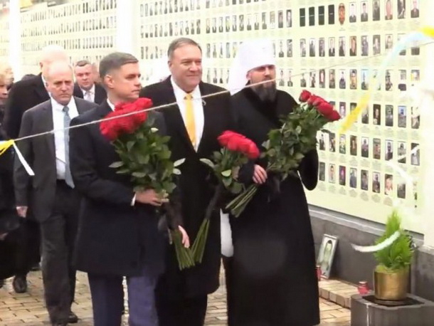 Госсекретарь США в Киеве почтил память погибших на Донбассе