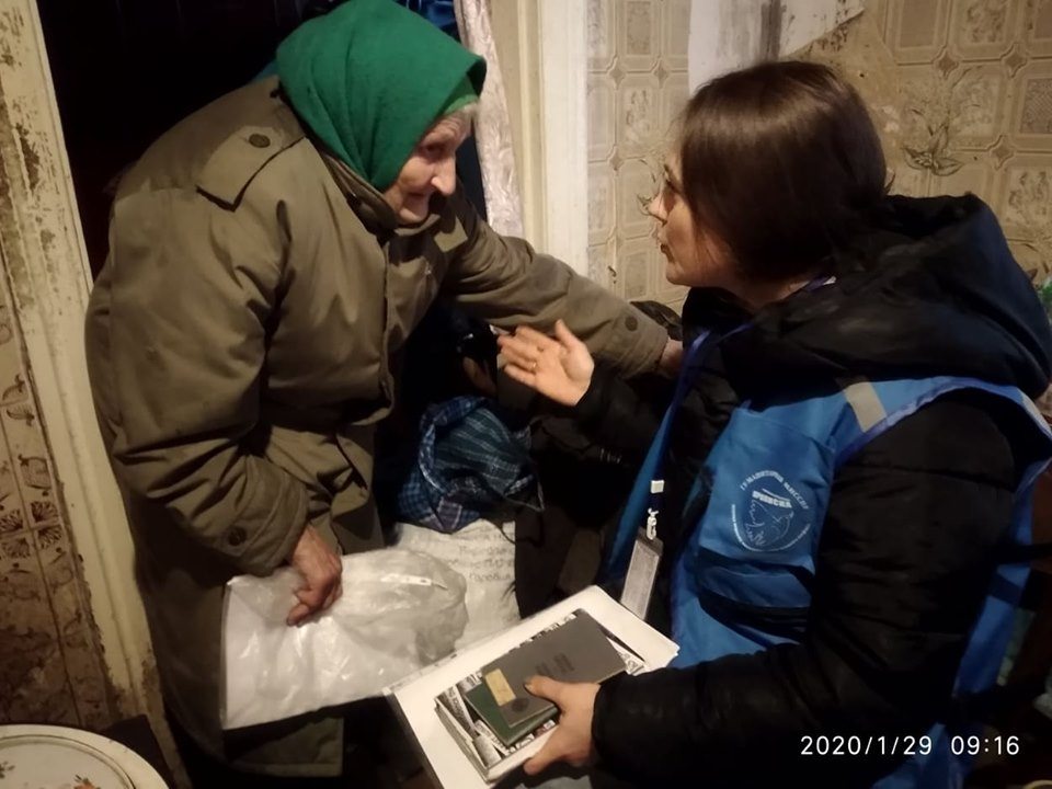 Волонтеры из Авдеевки помогли пожилой женщине с сыном с инвалидностью оформить соцпомощь