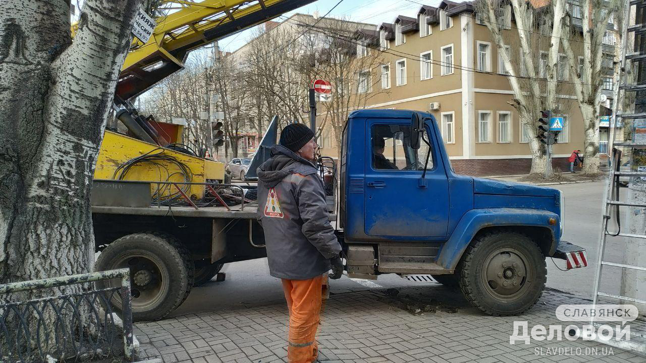 В Славянске идут работы по повышению безопасности проблемного перекрестка: фото