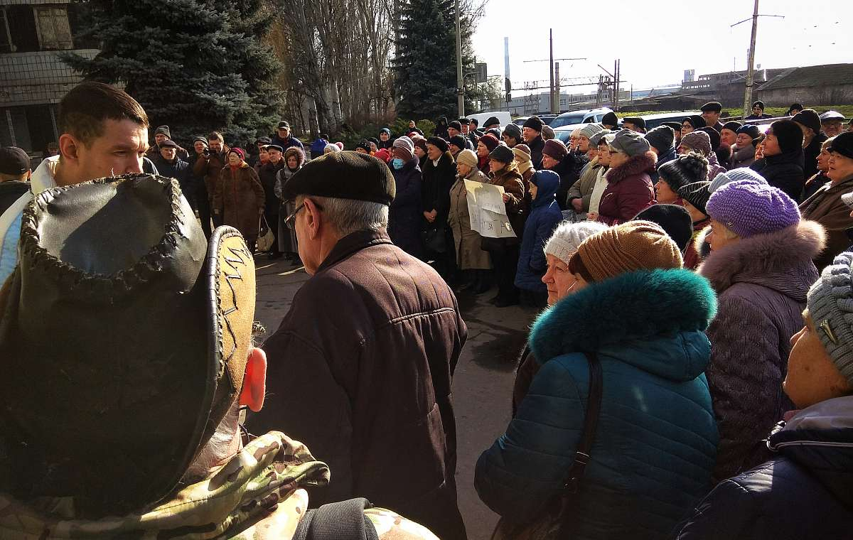 Жители Константиновки митинговали под горисполкомом: причина