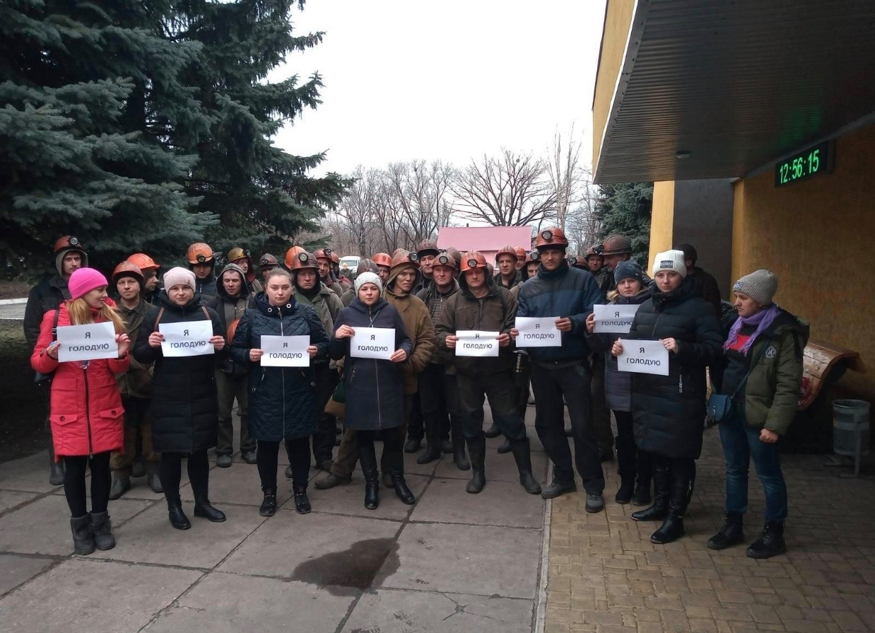 Шахтеры и их жены на Луганщине начали голодовку