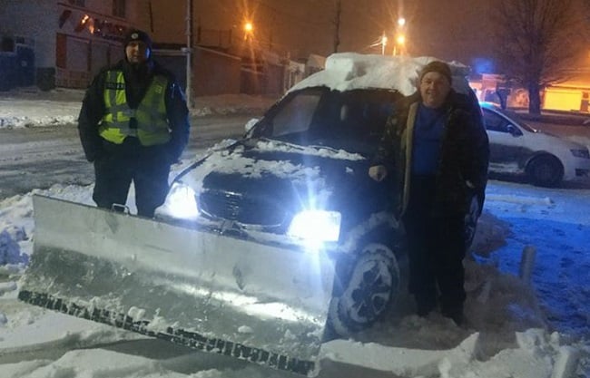 В Лисичанске местный житель на собственном авто помог коммунальщикам бороться со снегом